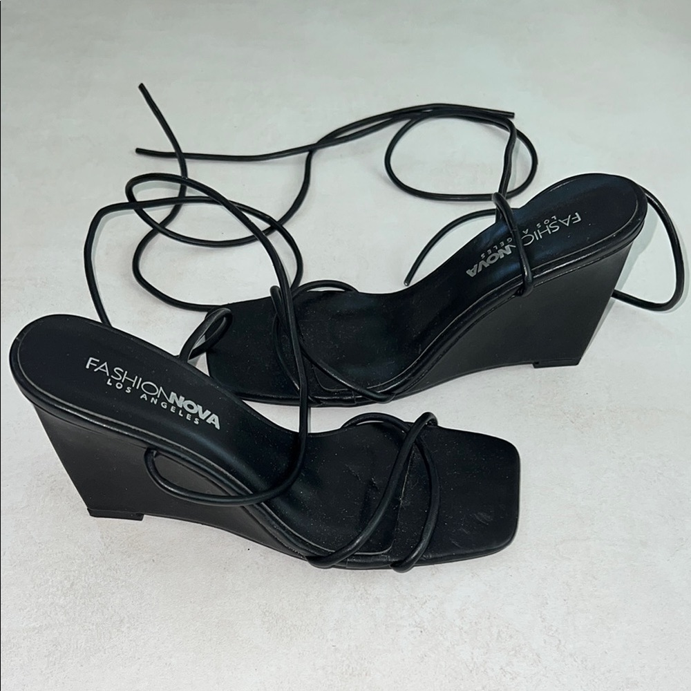 Fashion Nova 6 Black Strappy Wedge Sandals Heels Farell Shoes Platform